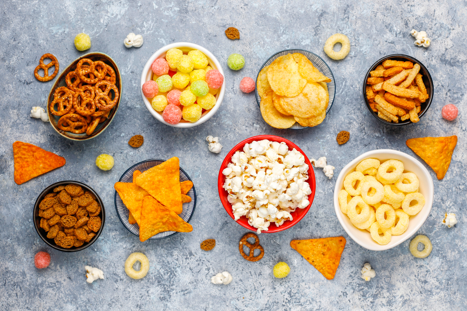 10 храни, които да опитате в Ирландия - pretzels chips crackers popcorn bowls