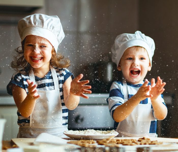 Правила за безопасност в кухнята за деца - keep them busy 10 things kids can do in the kitchen feature