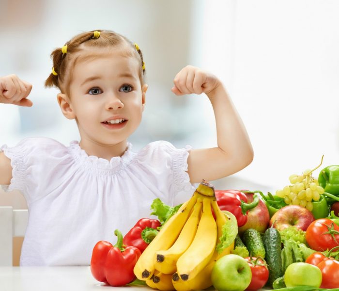 10 правила, чрез които да научим детето да се храни здравословно - girl fruit vegetables crop