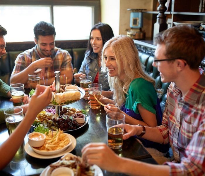 Интуитивното хранене - запознайте се с новото старо, II част - group of friends eating at a restaurant grand opening