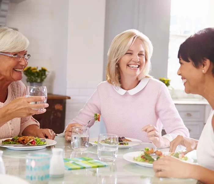 3-те най-добрите диети за жени над 50 годишна възраст - mature women eating dinner