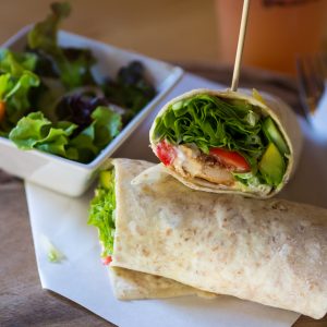 Идеи за храненето на ученика у дома и на училище - smoked chicken and avocado wrap
