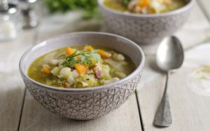 3 рецепти за затоплящи супички през студените дни - veggie soup e1579270427868 768x482 1