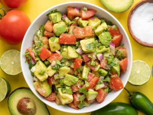 Авокадото - модерно, интересно и полезно - avocado tomato salad above