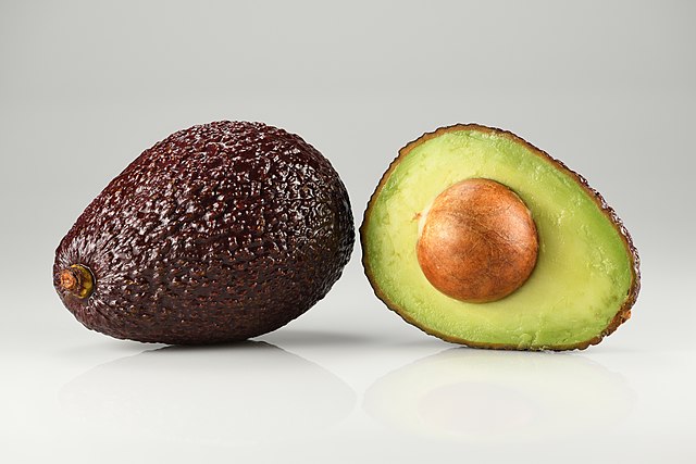 Авокадото - модерно, интересно и полезно - avocado hass single and halved