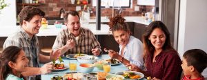10 възможни причини, поради които имате повишен апетит - eating as a family hero