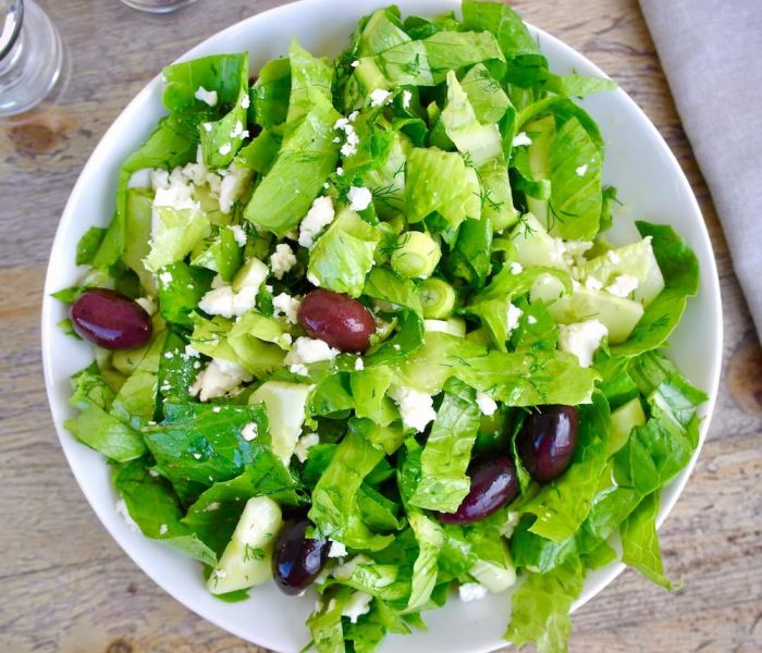 Как да съживите поувехналите салати и зеленчуци? - green salad with feta