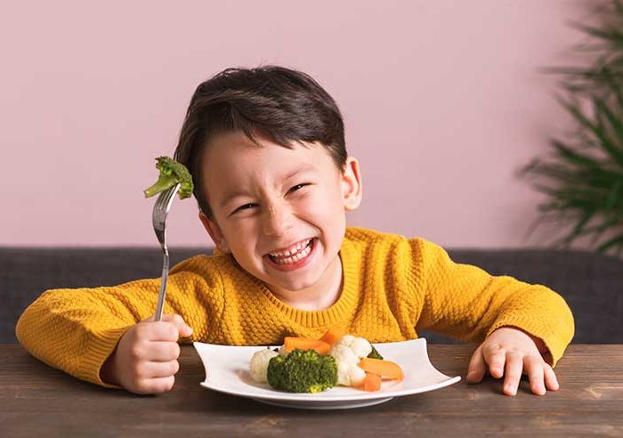 Храненето на децата - какво съветват диетолозите? - happy kid