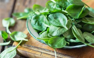 Храни, които помагат в борбата с деменцията - leafy green vegetables 768x482 1