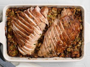 Пуешкото месо и мястото му във вашата кухня - 20220501 herb roasted turkey breast and stuffing mariel delacruz hero 0202a30550814c1088e8f4181a31444c