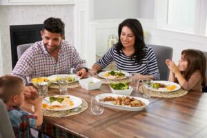 Кои са 4-те родителски стила на хранене и как влияят на децата? - family dinner1.opt