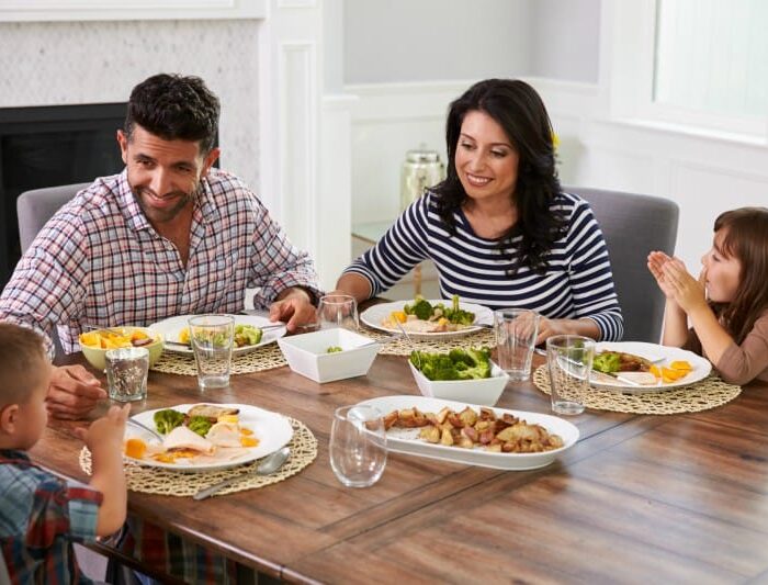 Здравословно хранене за цялото семейство - мисията възможна - family dinner1.opt