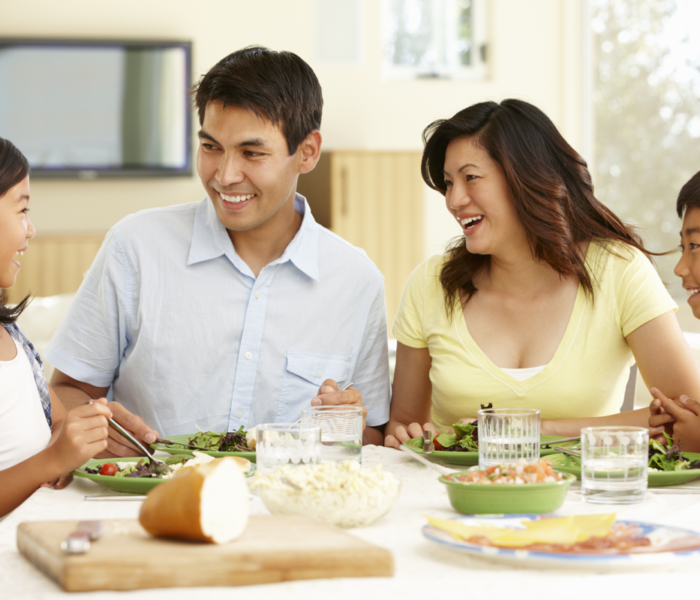 Кои са 4-те родителски стила на хранене и как влияят на децата? - family eating meal together eat better 1200x800 1