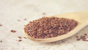 5 супер здравословни семена, които да включите във вашата диета - flaxseeds on wooden spoon 1296x728 1