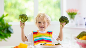 Приложима ли е растителната диета за децата? - kid eating veggies blog image