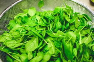 8 храни, които облекчават главоболието и мигрената - leafy greens are good for headache relief 1200x800 1