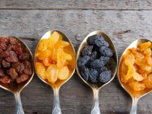 8 по-необичайни хранителни алергии - an412 dried fruits spoons 732x549 thumb 1