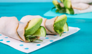 6 идеи за здравословни междинни закуски за всеки - love one today featured avocado turkey roll ups