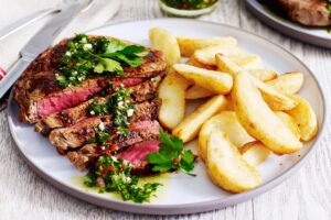 10 малки промени, които допринасят за здравословна диета - paprika beef steaks with chimichurri sauce and wedges 102931 1