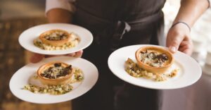 Как да изберем подходящия за нас ресторант? - waiter serving plates 2019