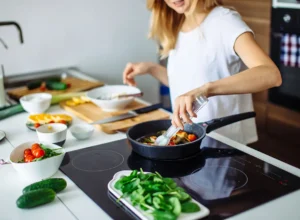 Практични съвети как да готвите - woman cooking healthy food in kitchen