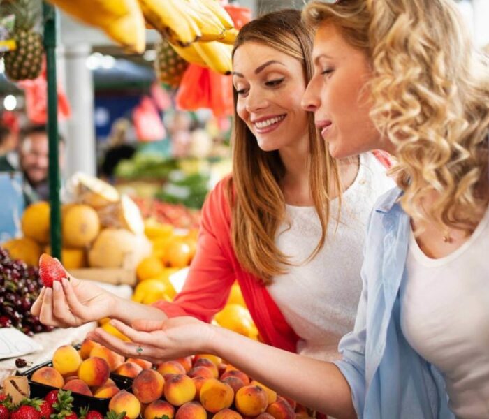 ГМО храни - плюсове и мунуси - woman shopping fruit 125189388