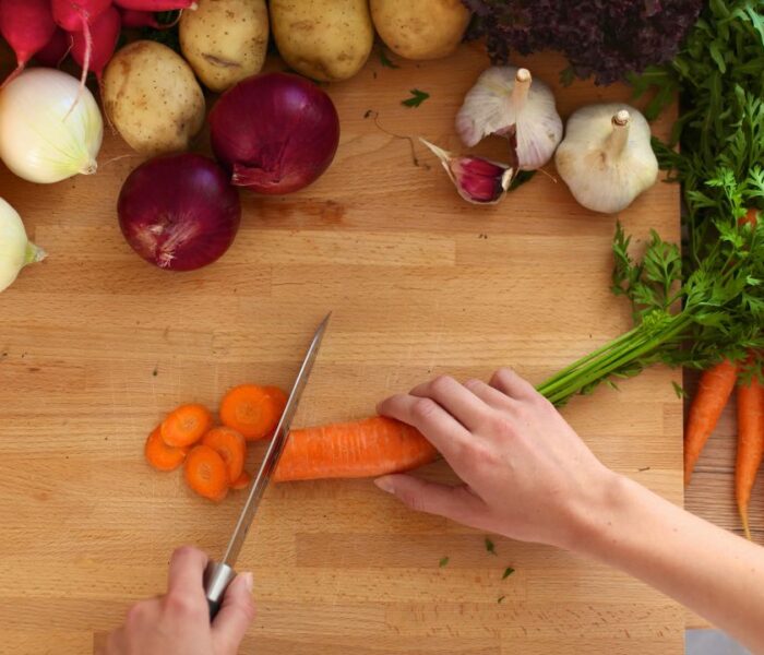 Как да се мотивираме да се храним по-здравословно? - 160427193318 cutting veggies stock