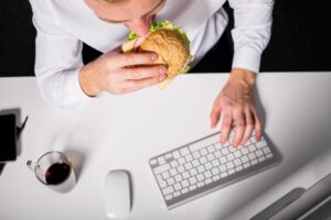 Хранене поради стрес - защо се случва и как да го избегнем? - businessman at his desk emotional eating