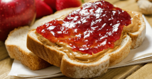 Хранене преди и след тренировка - здравословни предложения - homemade peanut butter and jelly sandwich