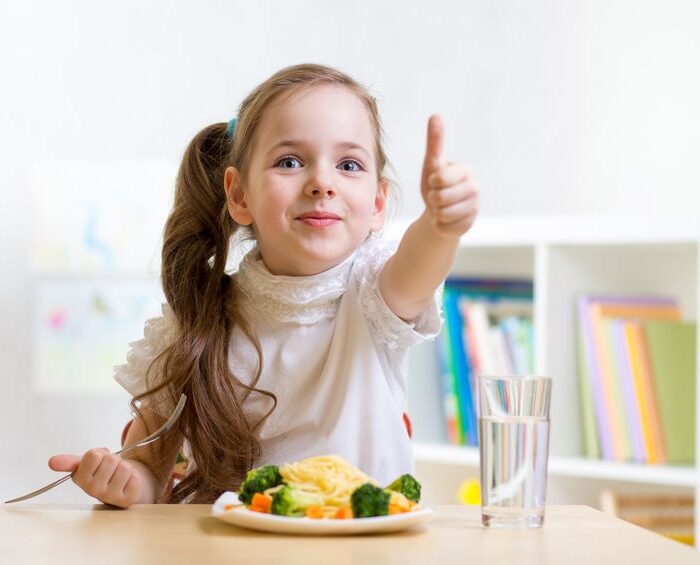 Най-добрите стратегии как да научим детето да се храни добре