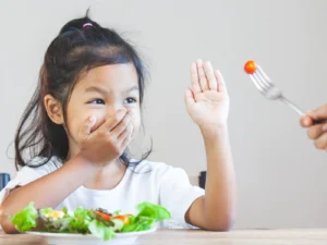 Най-добрите стратегии как да научим детето да се храни добре - kids not eating food 16490838184x3 1