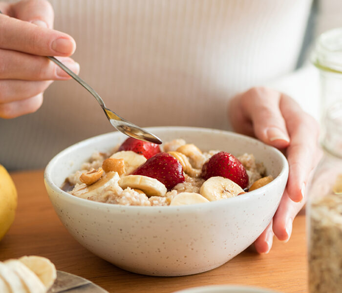 Вярно ли е, че закуската е най-важното хранене за деня? - oatmeal with strawberries og