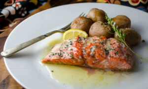 Сьомгата - една от най-полезните храни на планетата - salmon with herbs and lemon garlic butter banner 2