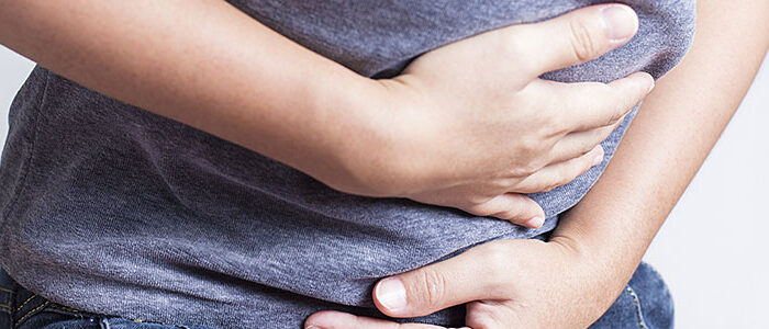 Как да се храним при стомашен вирус? - woman holding stomach