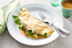 5 здравословни рецепти за вкусен омлет - avocado rocket semi dried tomato omelette