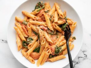 4 наистина бързи и лесни рецепти за обяд или вечеря - creamy spinach tomato pasta bowl