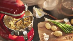 Вижте какви са тайните на добрите готвачи и се учете от тях - kitchenaid pro 600 series 6 quart bowl lift stand mixer 01