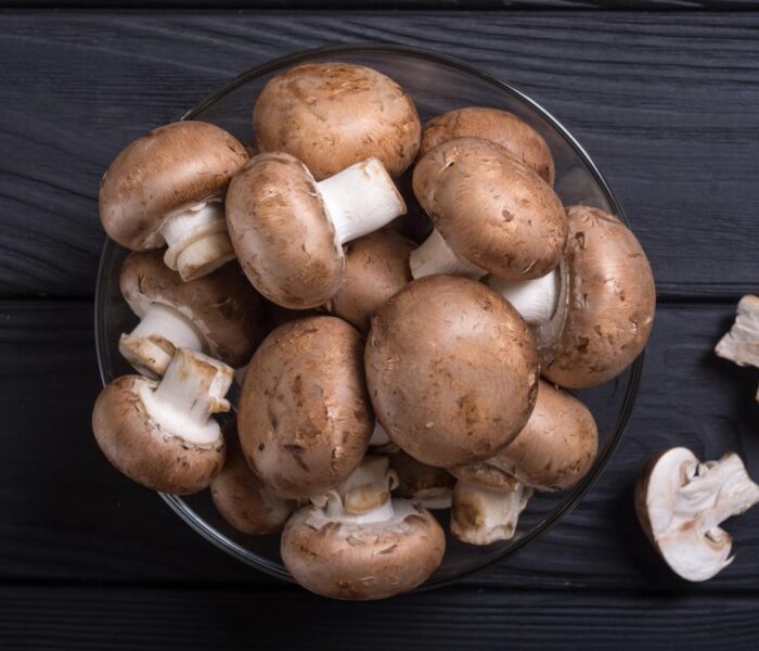 4 рецепти с гъби - mushrooms in a bowel on a dark table