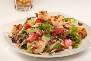 4 рецепти за пролетни ястия - strawberry shrimp salad 002