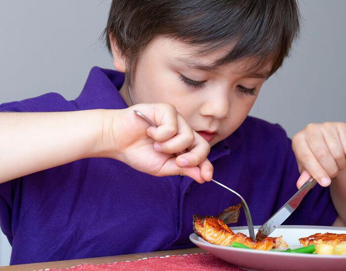 Как да приучим детето да яде риба? - child eating fish