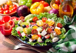 7 групи храни, помощници в превенцията на рака на дебелото черво - colorful salad