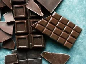 Черният шоколад - здравословна храна за добро настроение - dark chocolate bar 732x549 thumbnail