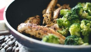 5 рецепти със сьомга - pan fried salmon with potatoes and broccoli scaled e1592648461851