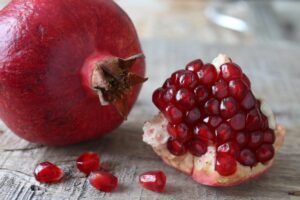 10 храни, повишаващи женската плодовитост - pomegranate as 239075380 945x630 1