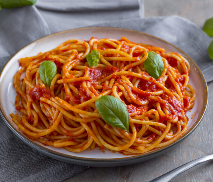 5 варианта за евтина вечеря за двама - spaghetti with tomato sauce 1200x800