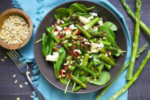 4 пролетни рецепти - spinach and asparagus salad with warm bacon dresssing image