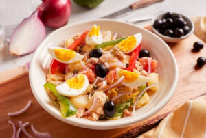 Ястия и салати с варени яйца - tuna salad with egg and potato spanish country salad featured image