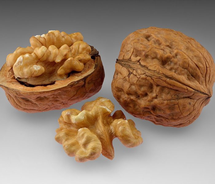 Орехите подобряват мозъчната функция и намаляват стреса - walnuts whole and open with halved kernel