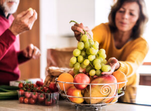 Кои хранителни комбинации могат да доведат до дискомфорт? - woman fruit kitchen