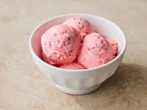 Вреден ли е сладоледът? - 140877 easy eggless strawberry ice cream ddmfs 3x4 1 092e4d11b59049c8b3843014ea3c57f2